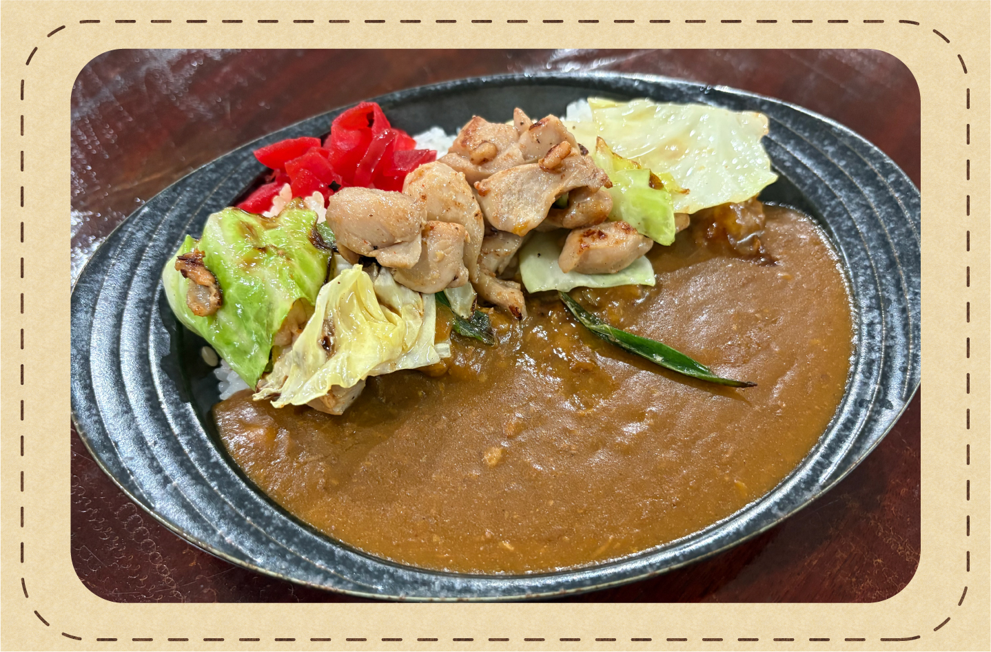 Keichan Curry, garniert mit Hühnchen und Gemüse