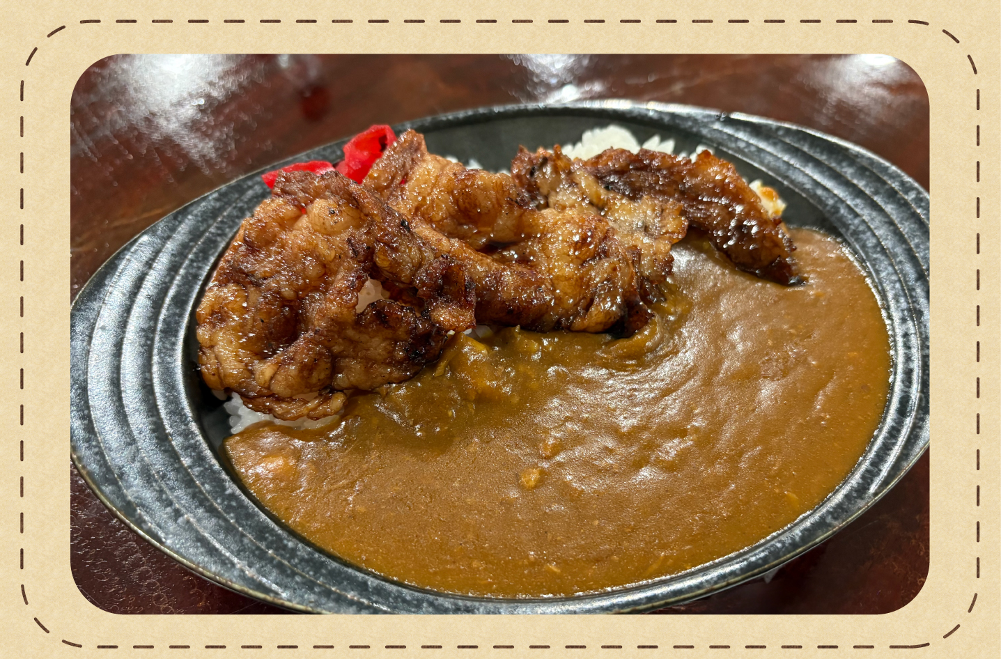 Spezielles Currygericht mit gegrilltem Schweinefleisch